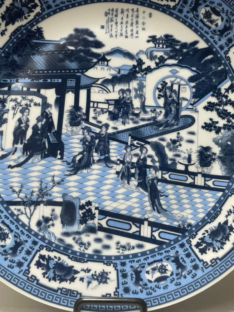 中国青と白彫刻 青花 人物物語 青花観賞皿 置物 観賞皿 。