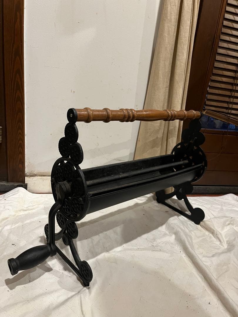 アンティーク　薪置き　装飾的な鋳鉄スタンド