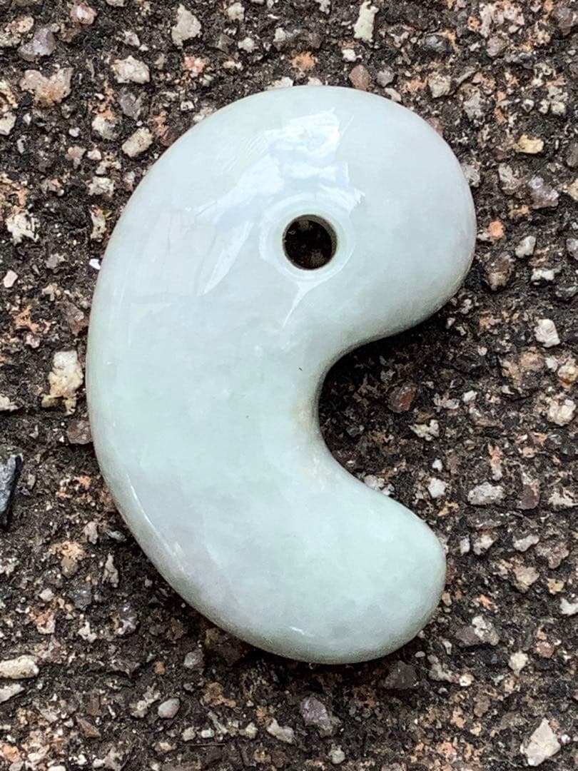 神様宿る✳氷の世界　糸魚川翡翠勾玉アイスジェイド　高額勾玉を卸し値段にて鑑別書付