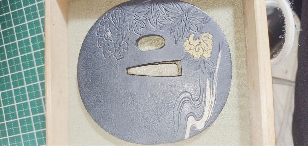 花と波模様の鉄製刀鍔