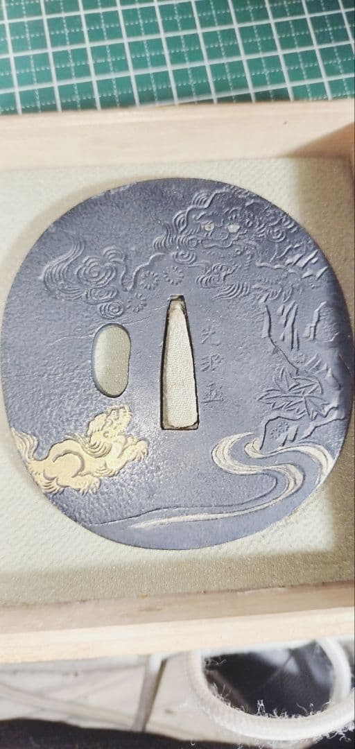 花と波模様の鉄製刀鍔