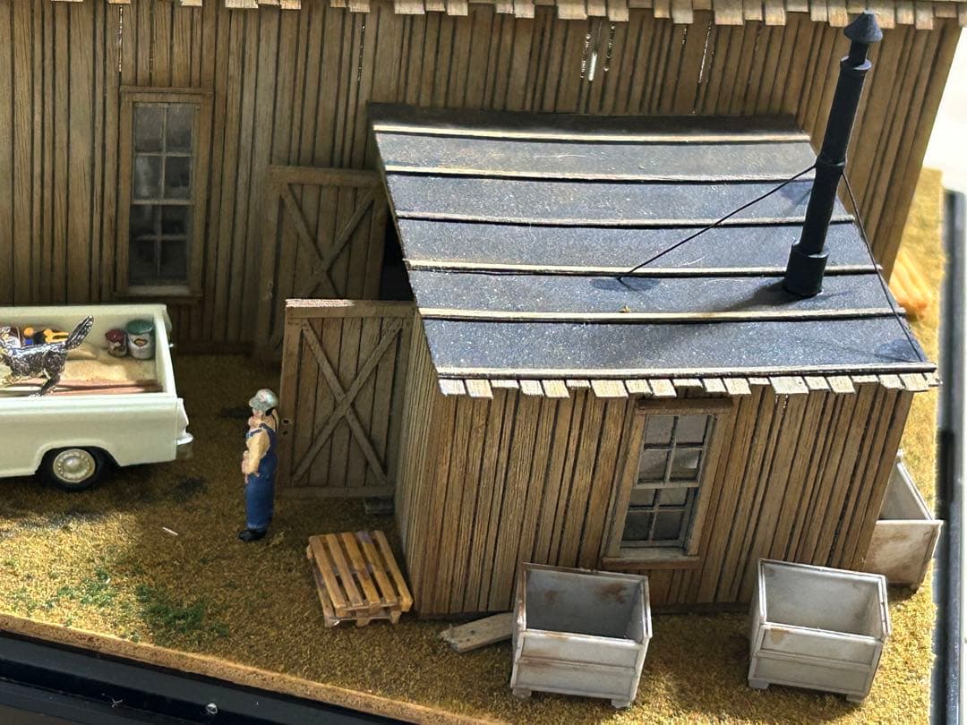 食*ン様 機関庫のある風景〜HOナロー 鉄道模型 展示台 ジオラマ