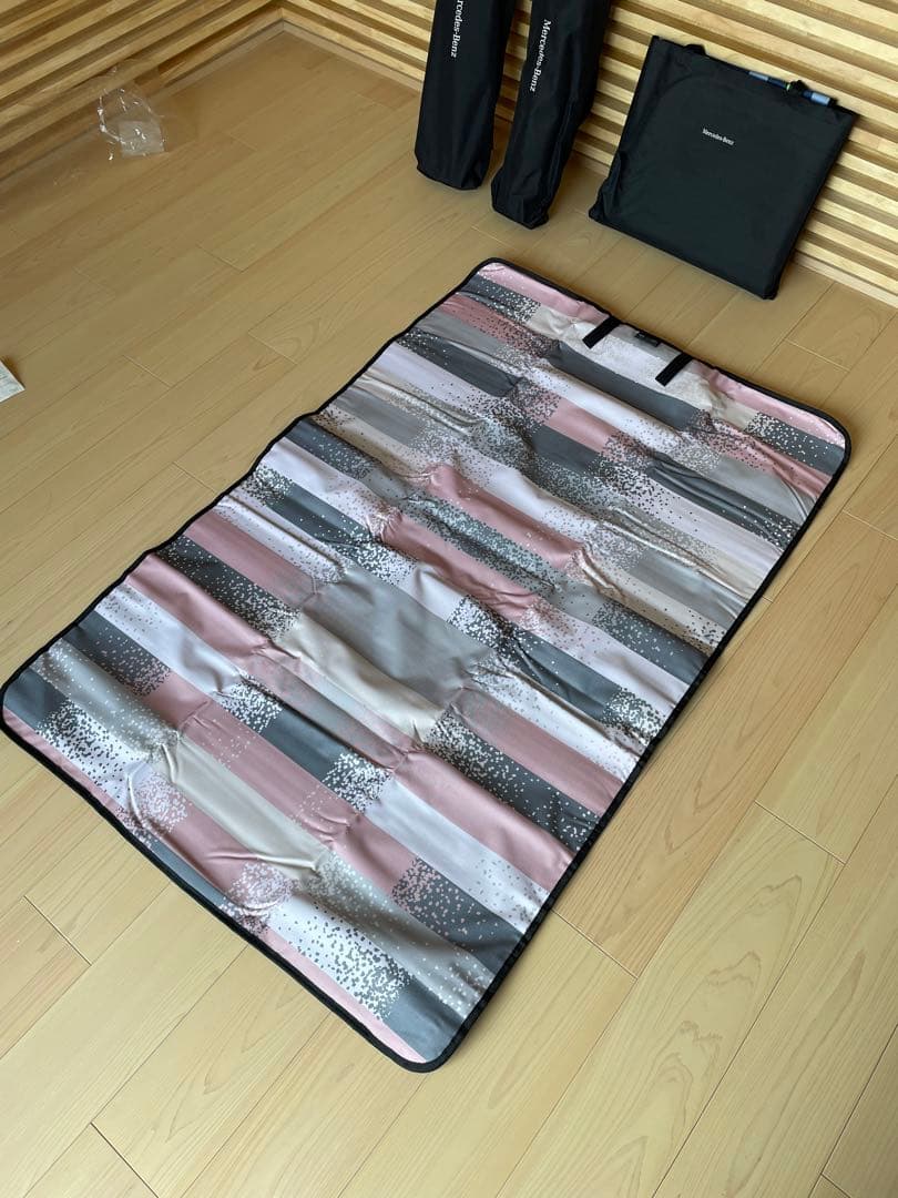 【最終価格】メルセデスベンツ折りたたみチェア2脚とレジャーシート1枚とおまけ付き