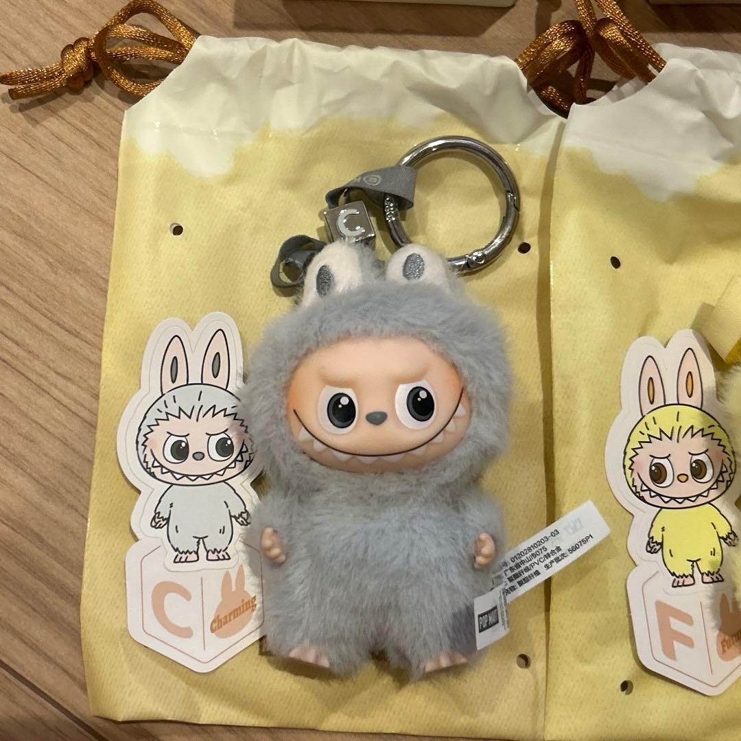 PIN FOR LOVE イニシャルラブブ ぬいぐるみペンダント　C.F.H.?