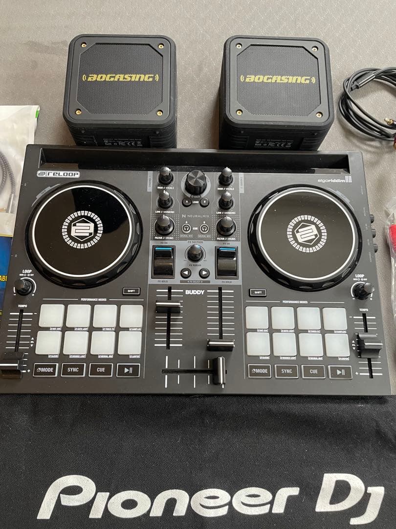 Reloop Buddyスピーカー付き！ コンパクトDJコントローラー