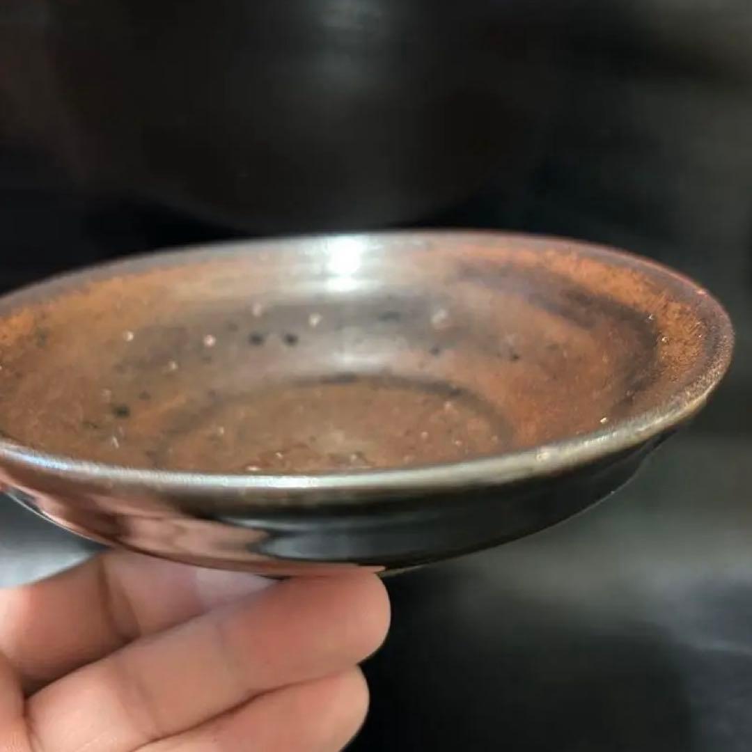 美しい古美術◾️蔵からかなり美しい黒い釉薬の天目平茶碗が出てきました。