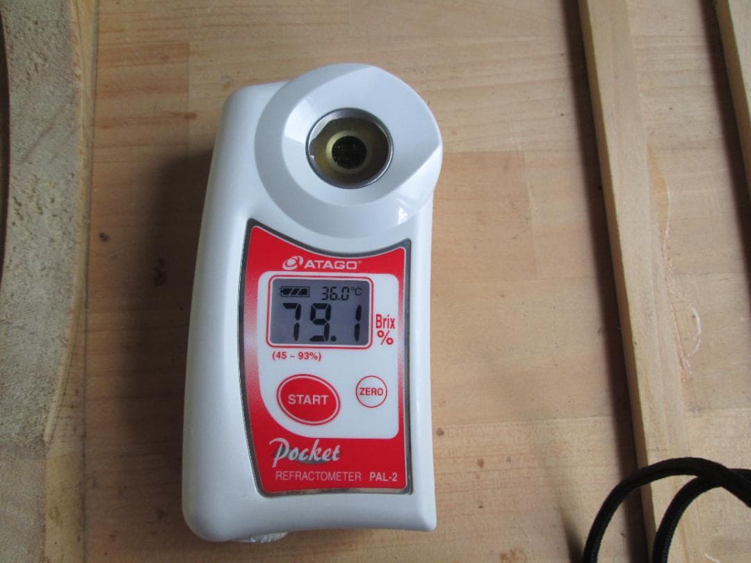 日本ミツバチ（日本蜜蜂）の蜂蜜　2本合計２，４ｋｇ