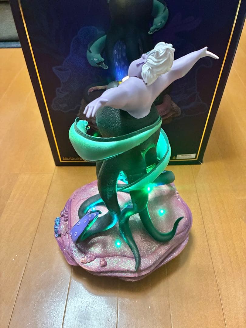 アースラ リトルマーメイド　ライトアップフィギュア ディズニーストア　限定