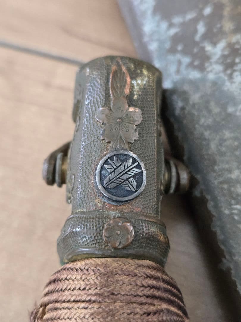 第二次大戦中実物　98式将校軍刀拵え(刀身なし)　8枚切羽　家紋入り　揃い部品