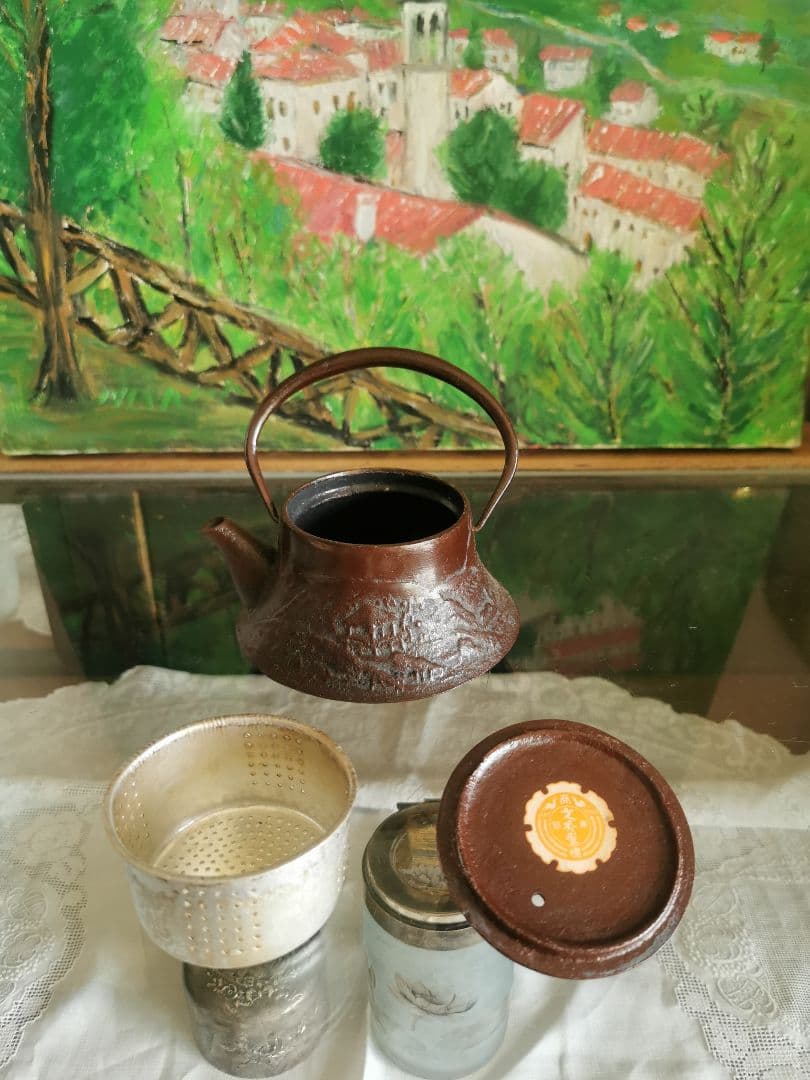 骨董 南部鉄瓶 急須 山と寺院境内 アンティークリネン ボビンレース編ドイリー付