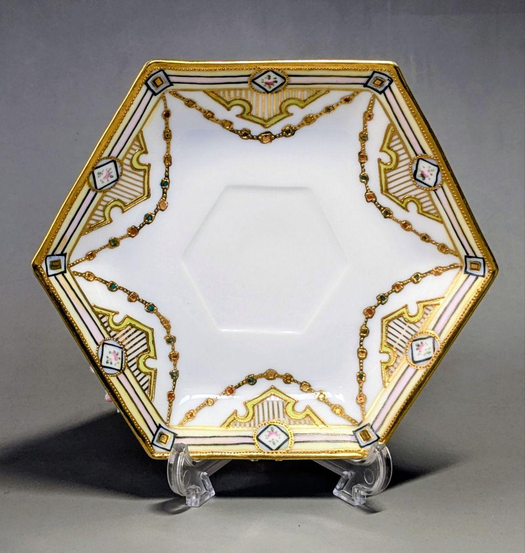 オールドノリタケ・金盛上陽刻薔薇柄　ガーランド装飾　ヘキサゴン　カップ＆ソーサー