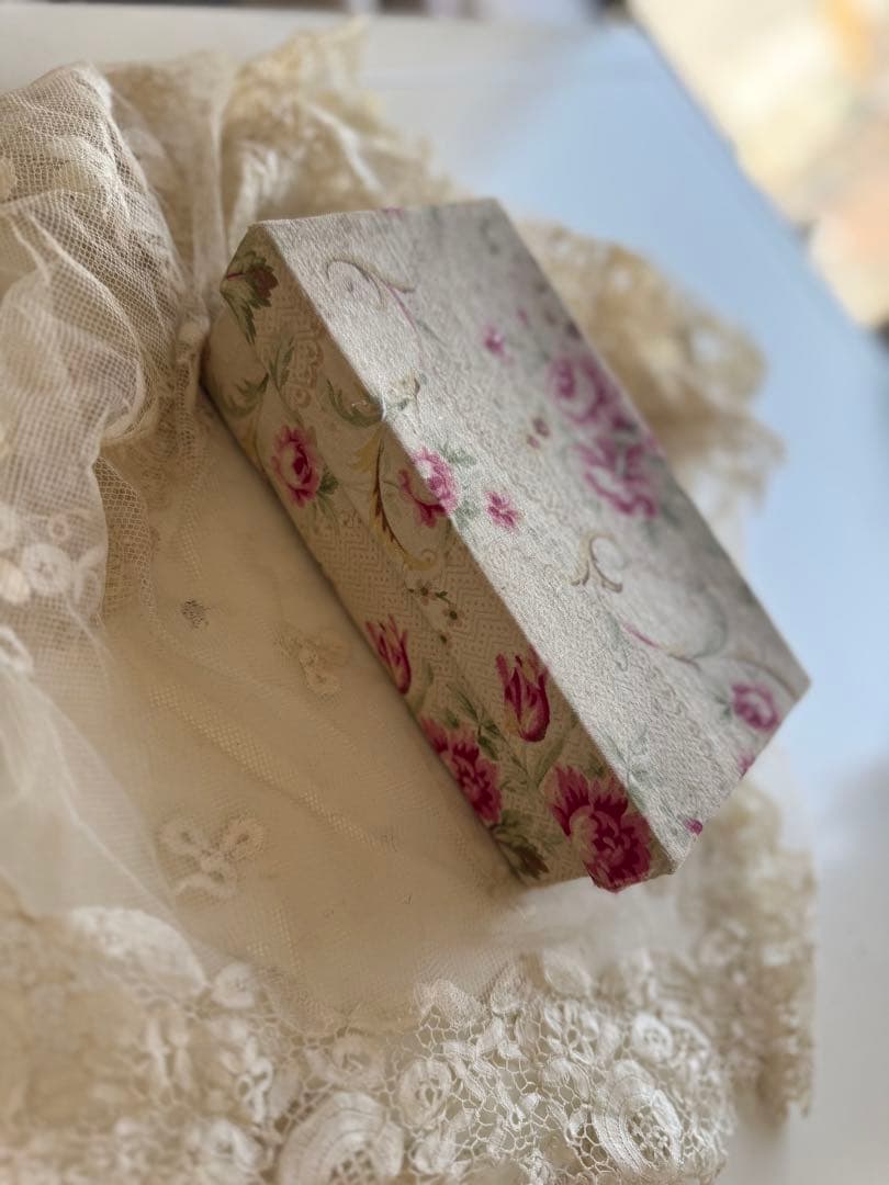 フランスアンティーク小さな花柄ファブリックのカルトナージュ