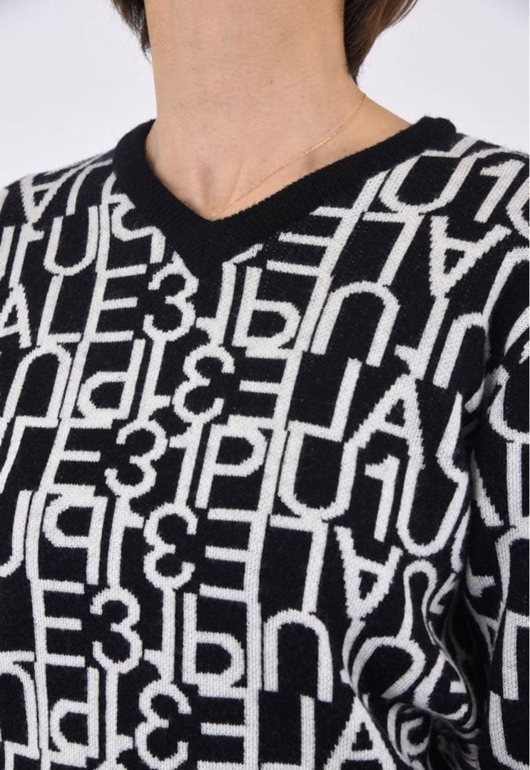 【美品】1PIU1UGUALE3 / 113総柄ロゴ Vネック