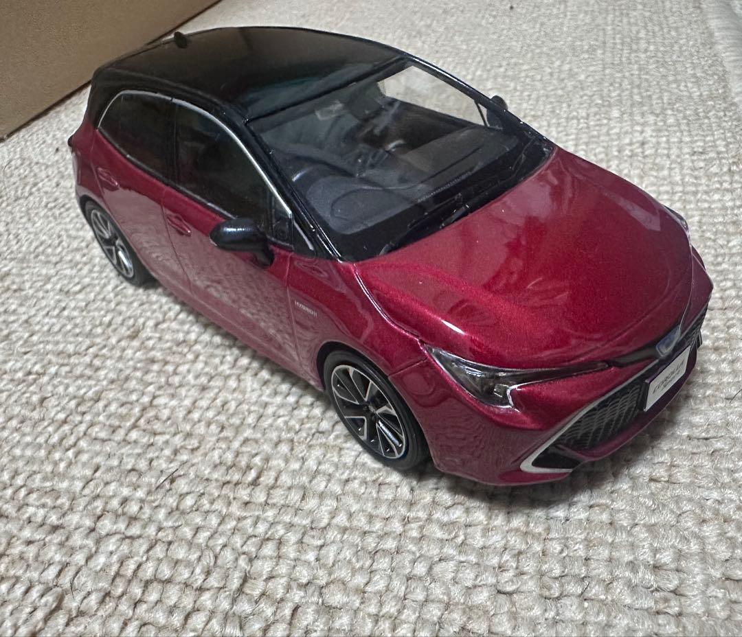 トヨタ　カローラスポーツ　カラーサンプル　ミニカー　ブラック✖️レッド