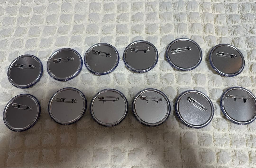 あ*い様 進撃の巨人 ハンジ 巨人大戦 ANIQUE ホログラム缶バッジ 80個