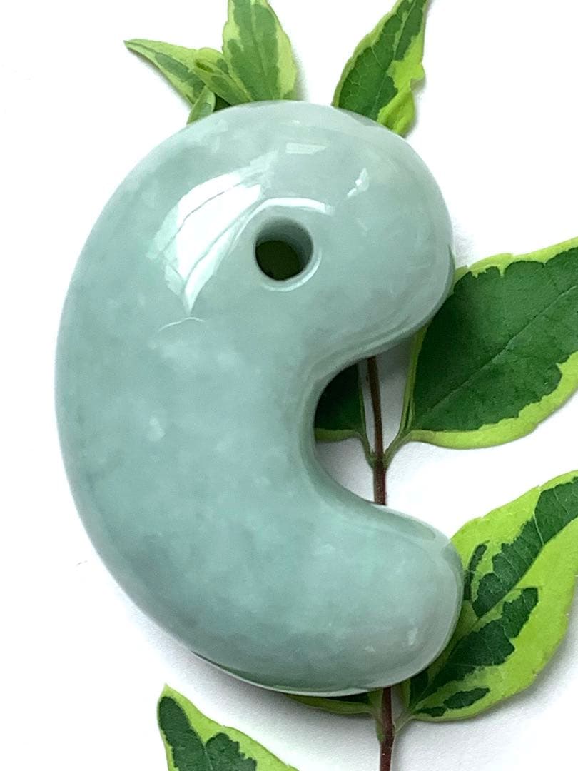 ✳味身良好極上　絶対のおすすめ‼️30万円以上します糸魚川翡翠勾玉　鑑別書付極上物