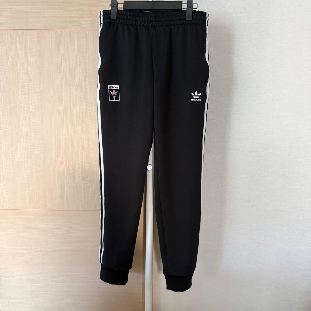 adidas ブラック ジョガーパンツ