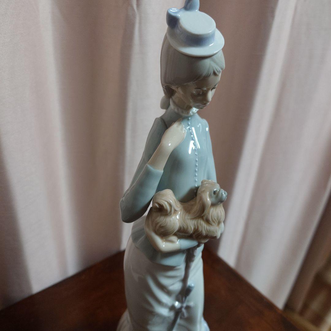 リヤドロ　青と白の陶器製女性像 子犬付き