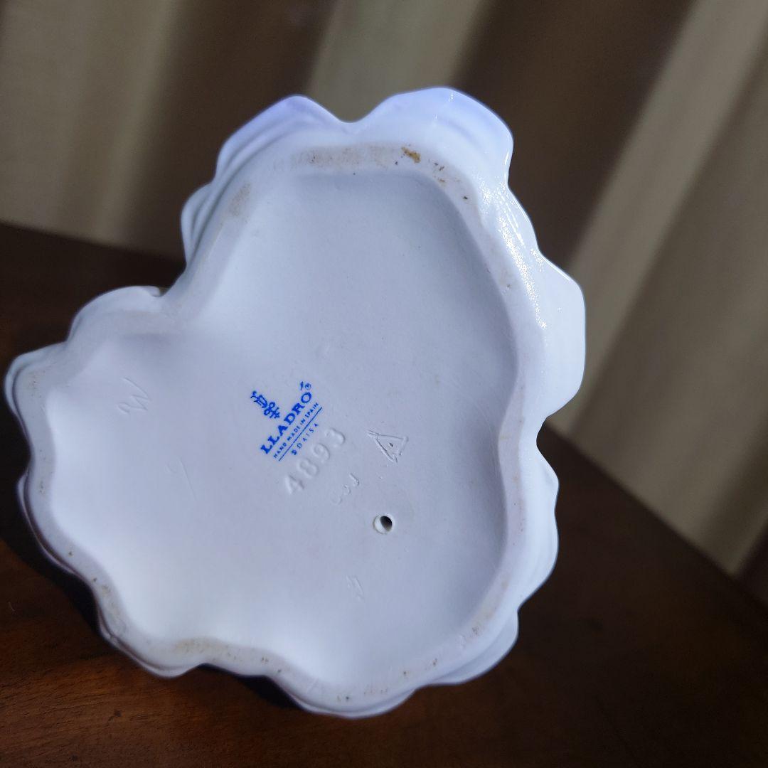 リヤドロ　青と白の陶器製女性像 子犬付き