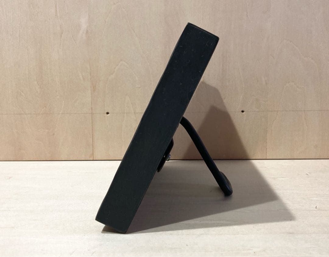 作者不詳●鉄の重厚感のあるお洒落な 写真立てです！●