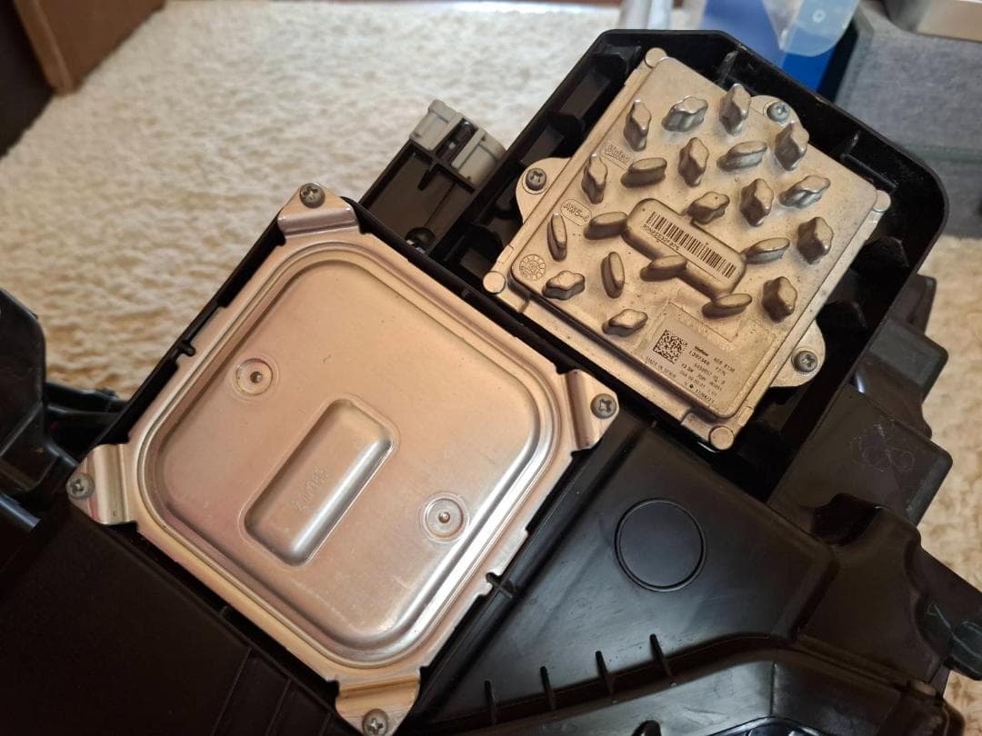 日産　ノート　ヘッドライト　純正・右