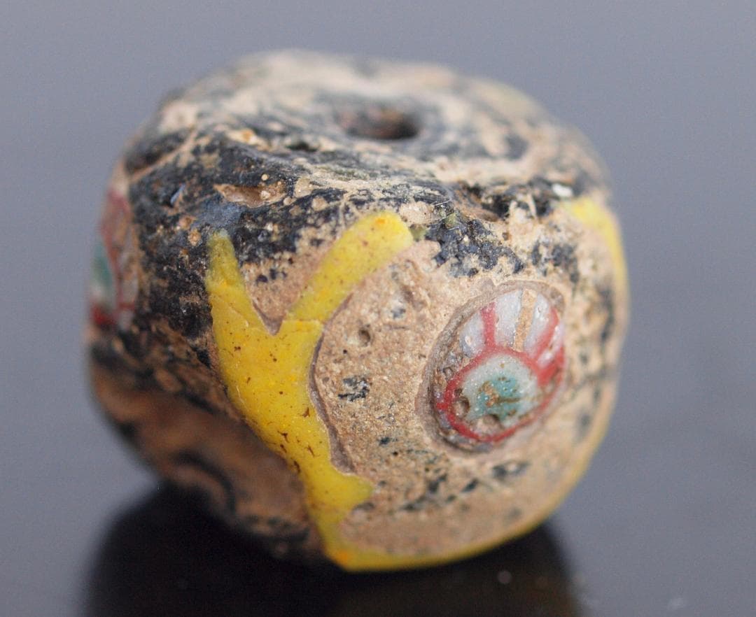 堅固で大きな胎に交差する黄とアイのモチーフを施した、典型的なバイキング・ビーズ