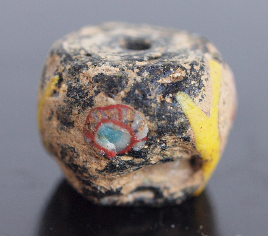 堅固で大きな胎に交差する黄とアイのモチーフを施した、典型的なバイキング・ビーズ