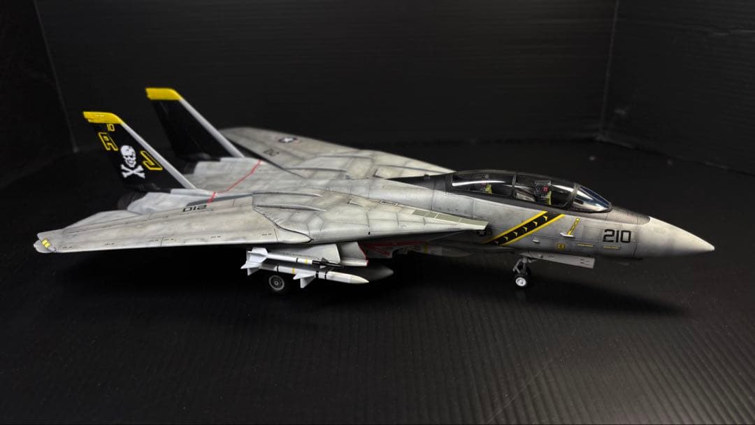 F-14A トムキャット ハイビジ 1/72プラモデル 完成品
