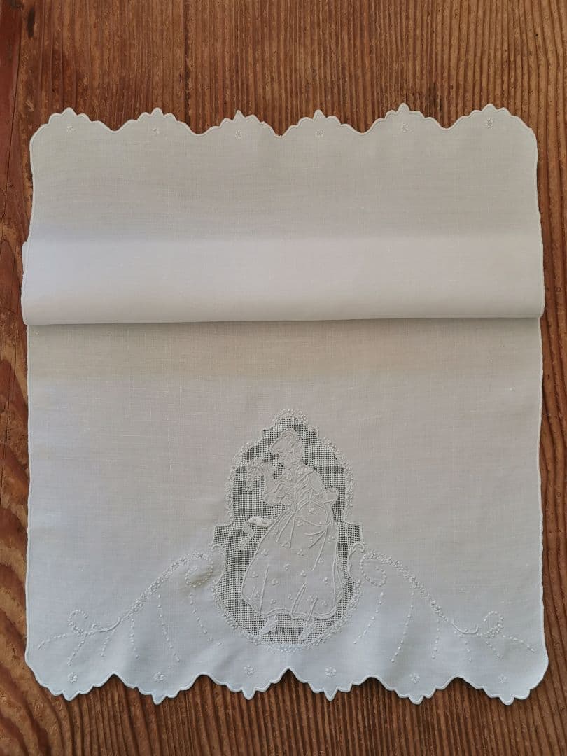 アンティーク アペンツェルレース刺繍 ブーケと少女 小花ガーランド リネンクロス