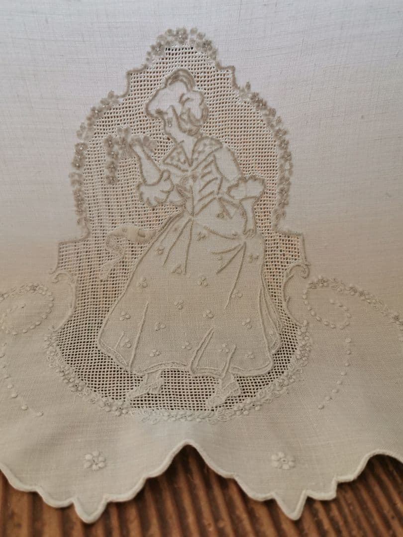 アンティーク アペンツェルレース刺繍 ブーケと少女 小花ガーランド リネンクロス