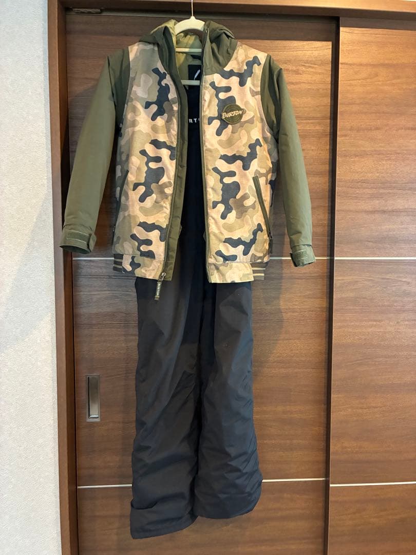 美品！Burton 迷彩柄 ジャケットと黒色ビブパンツセット