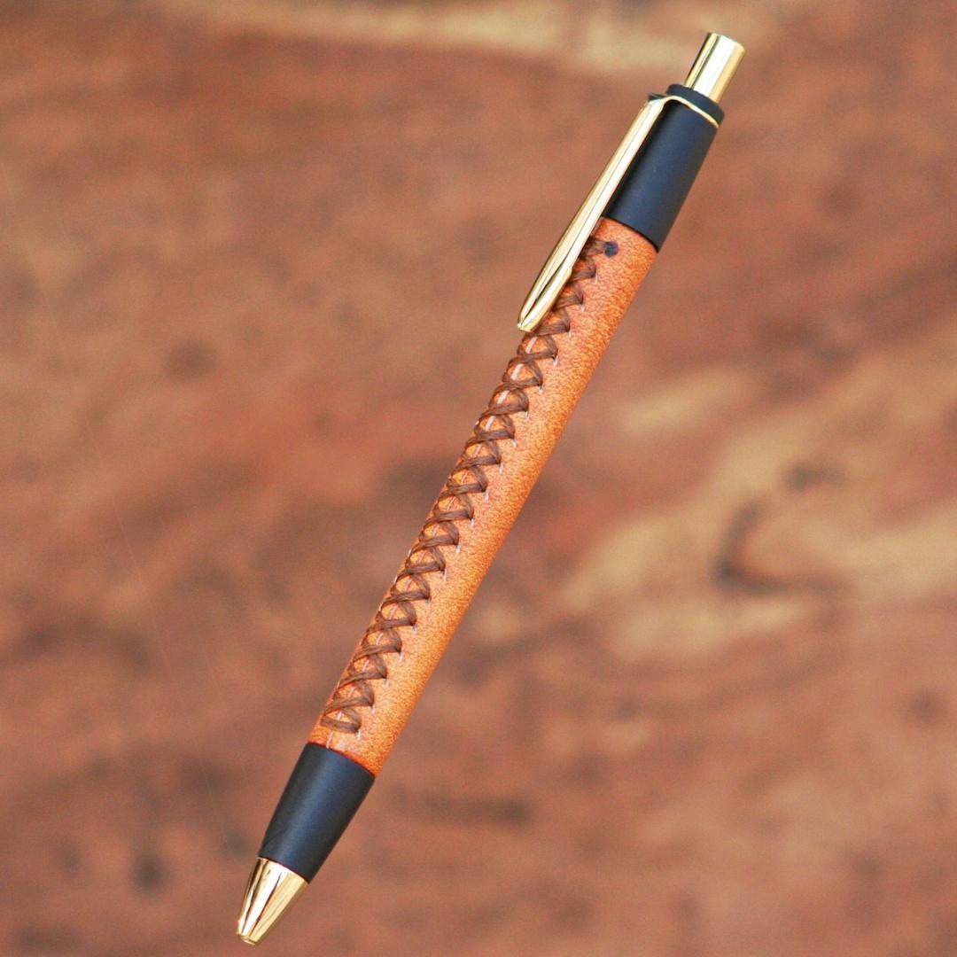 【KW】新品未使用　革軸ペン　ヌメ革 オレンジ　schicksal